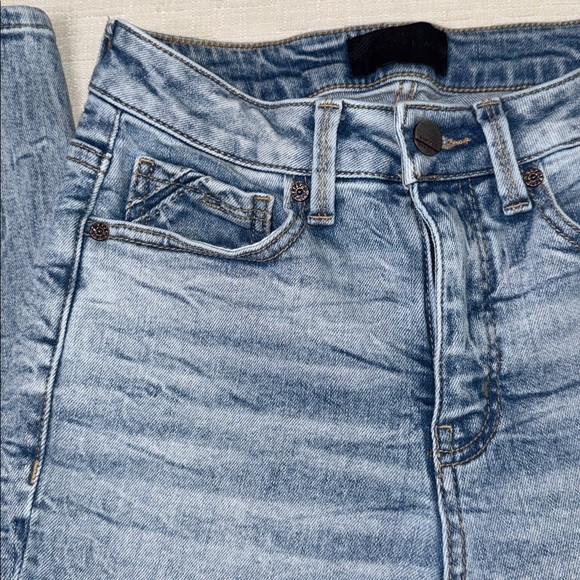 Buckle Black Women's Ankle Skinny Stretch Jean in Light Blue - Picture 7 of 13